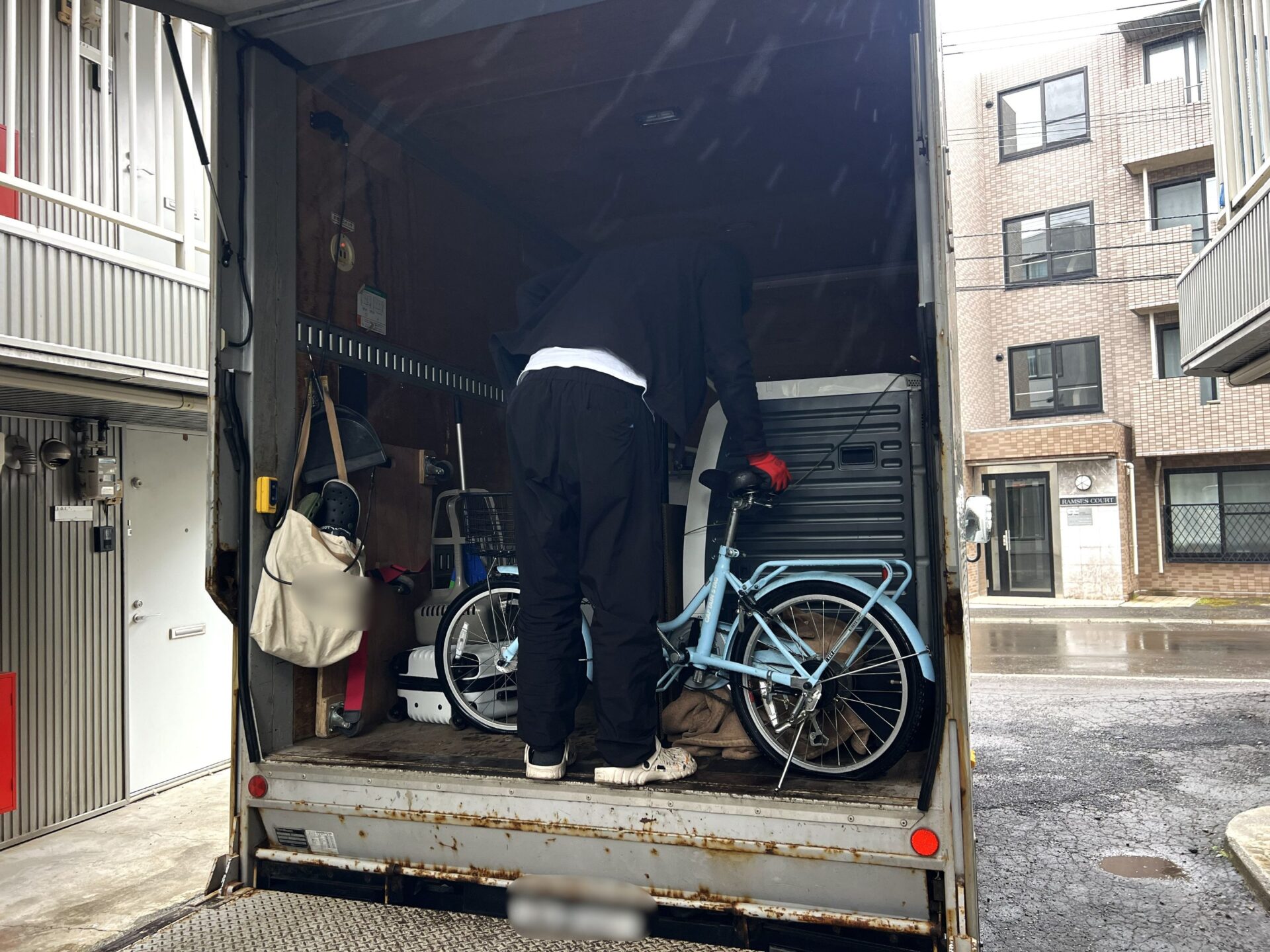 「引越しに伴い椅子や衣装ケース、雑貨類を回収しました」作業写真