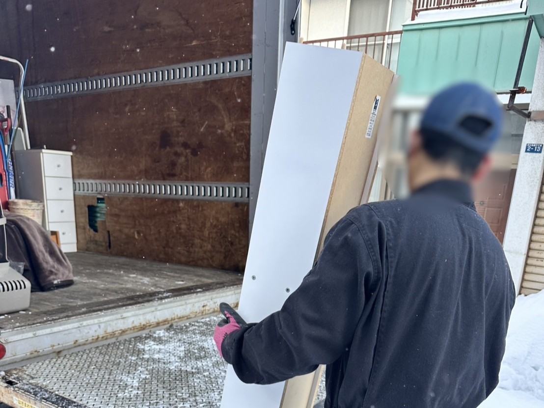 「段ボールやビニール袋などの生活ゴミを回収しました」作業写真