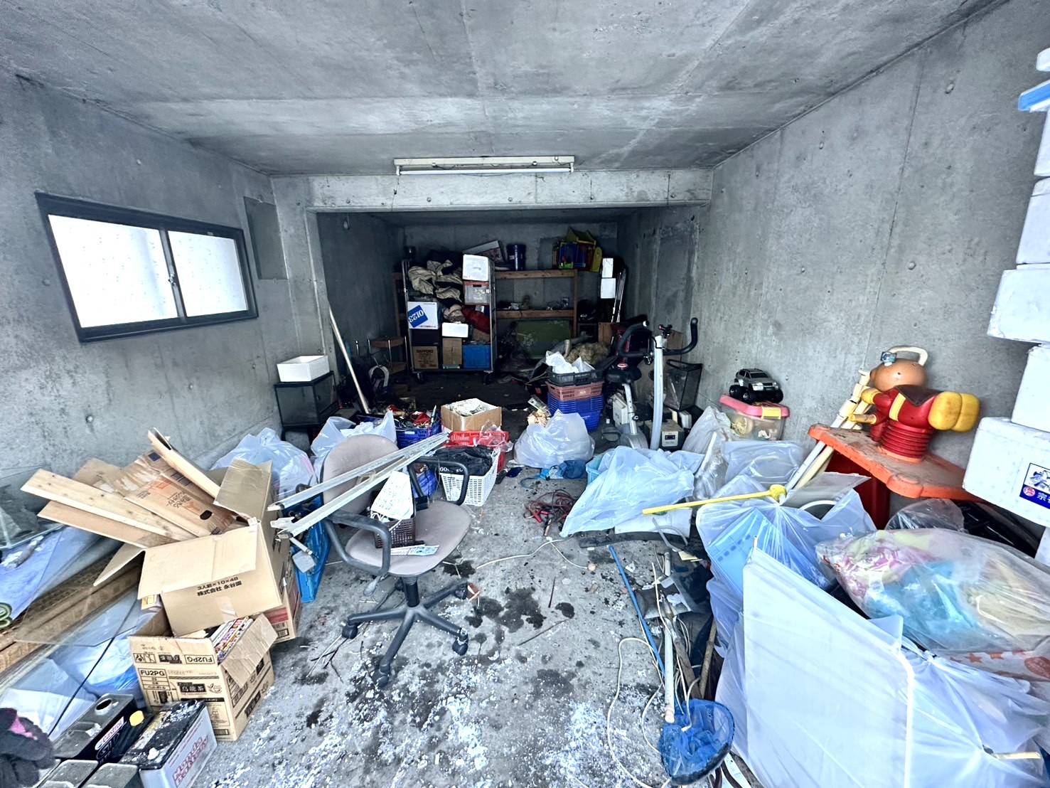 「車庫に放置されていた段ボールや発泡スチロールなどを回収しました」作業写真