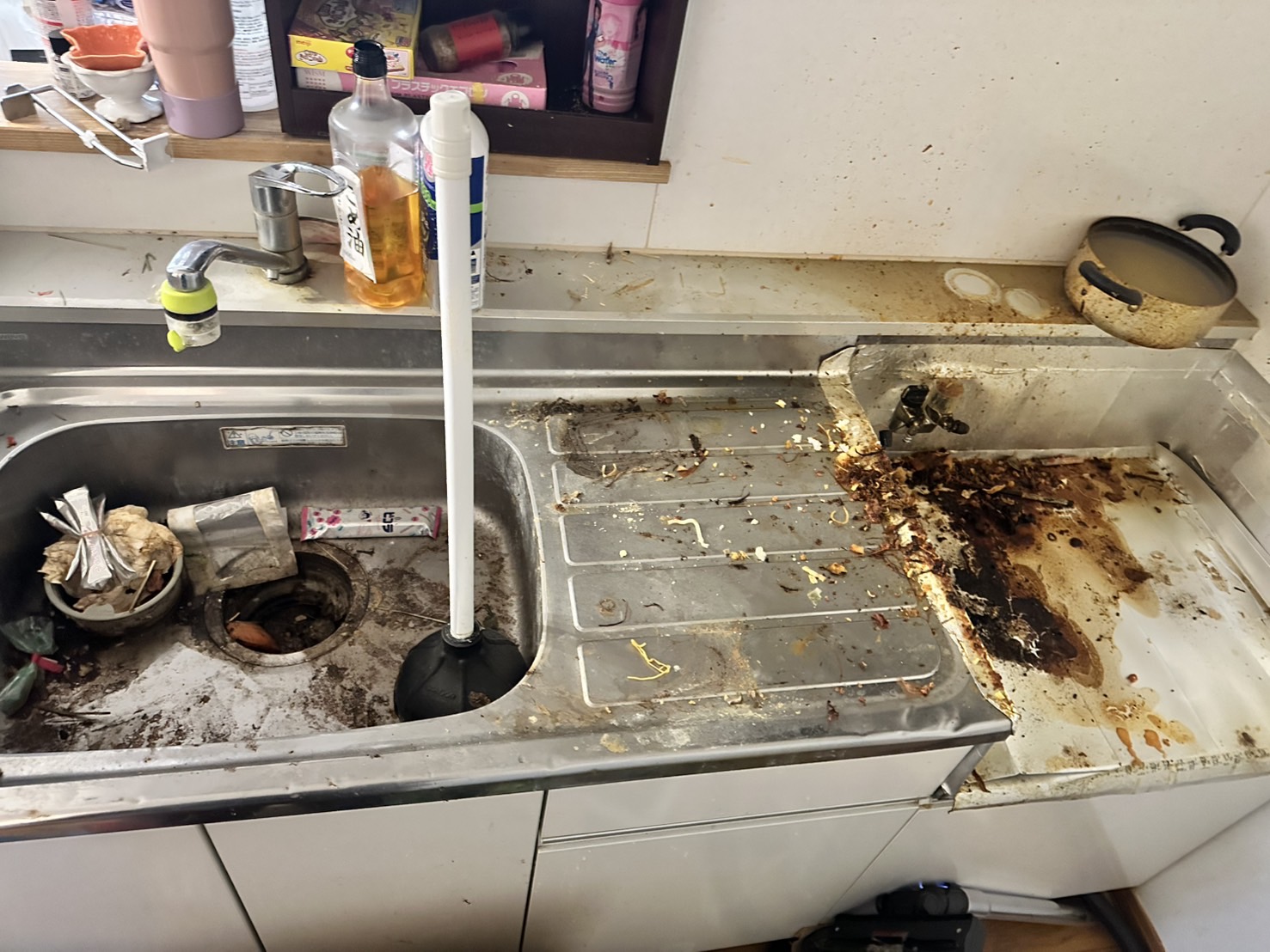 「キッチンの不用品を片付けた後にクリーニングを行いました」作業写真