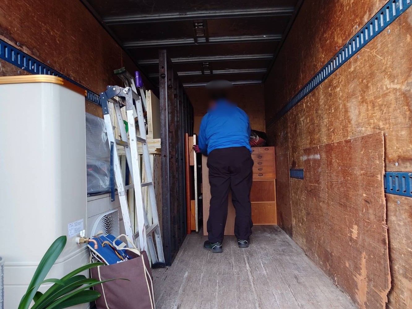 「枕や敷布団、テーブル、額縁などをまとめて回収しました」作業写真